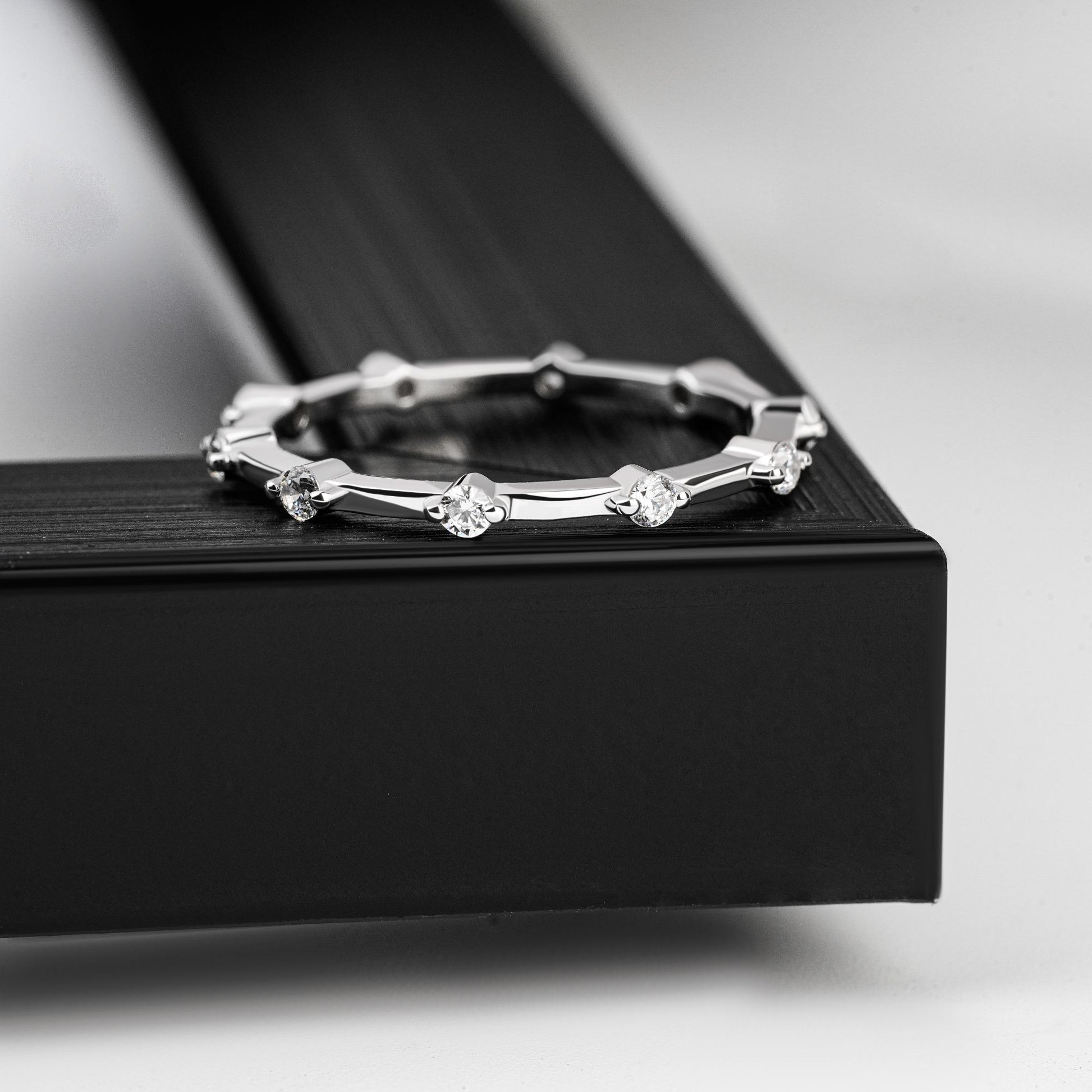 Round Moissanite Floating Bubble Diamond Wedding Band