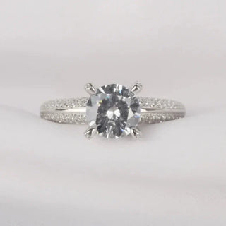 round diamond engagement ring