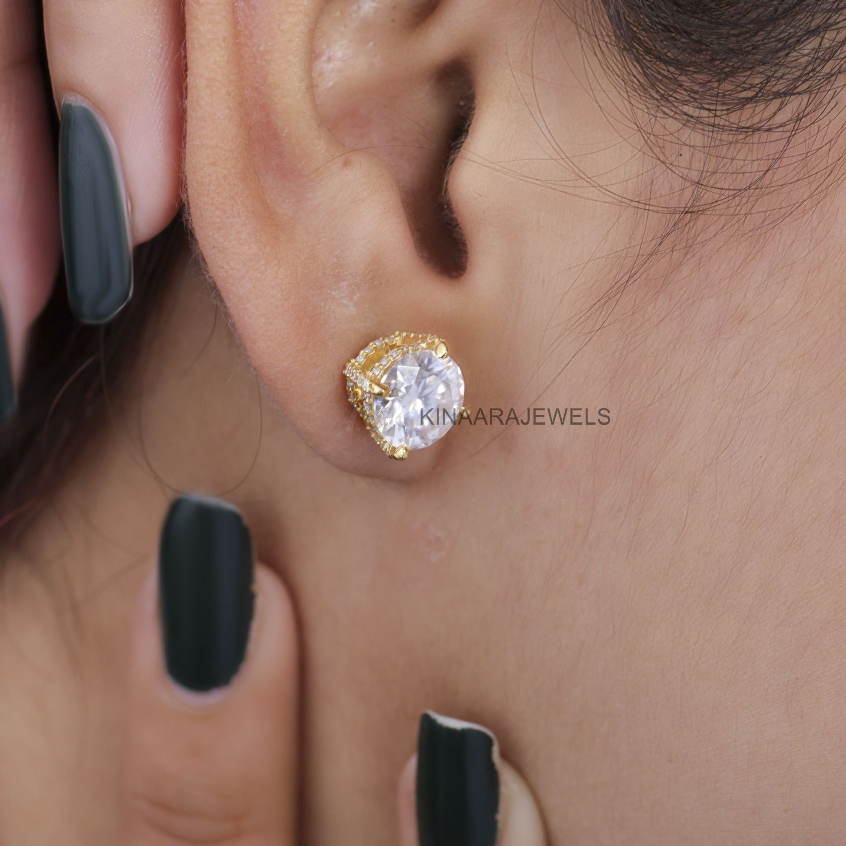 round cut diamond stud earrings