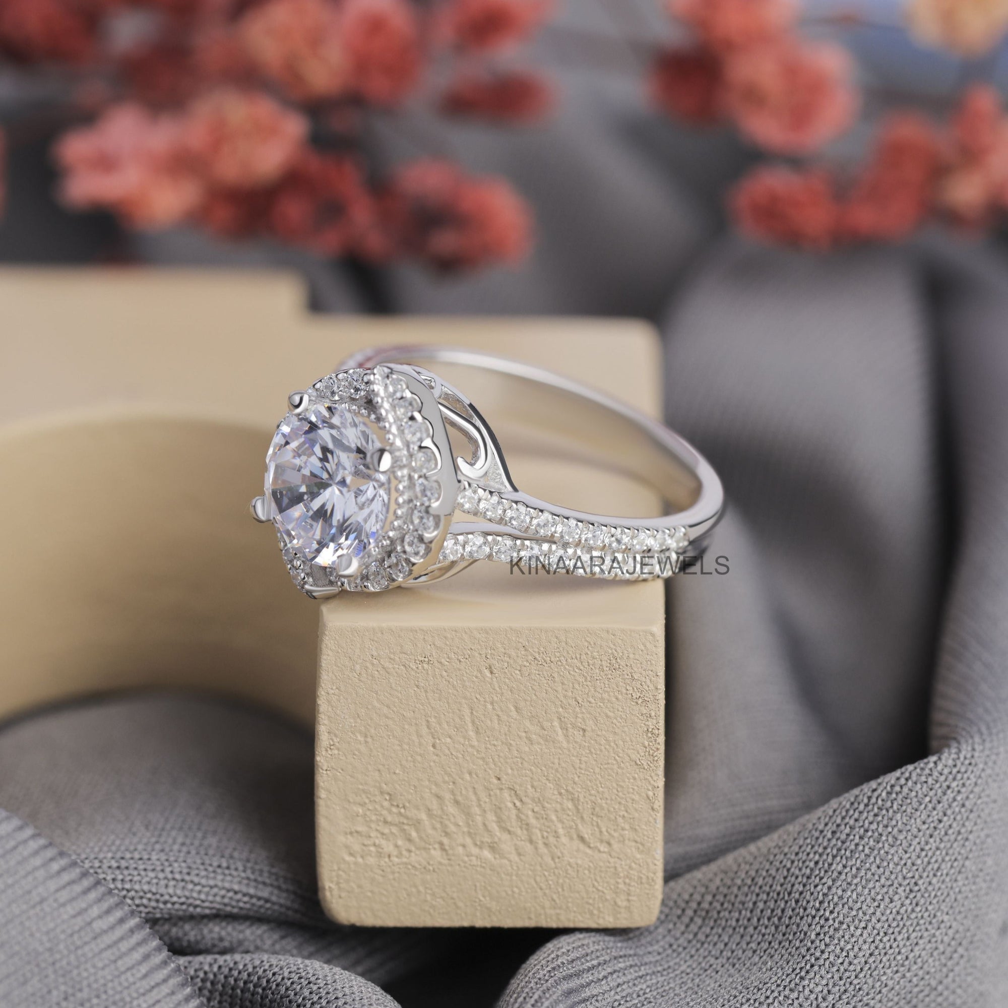 round cut diamond engagement ring
